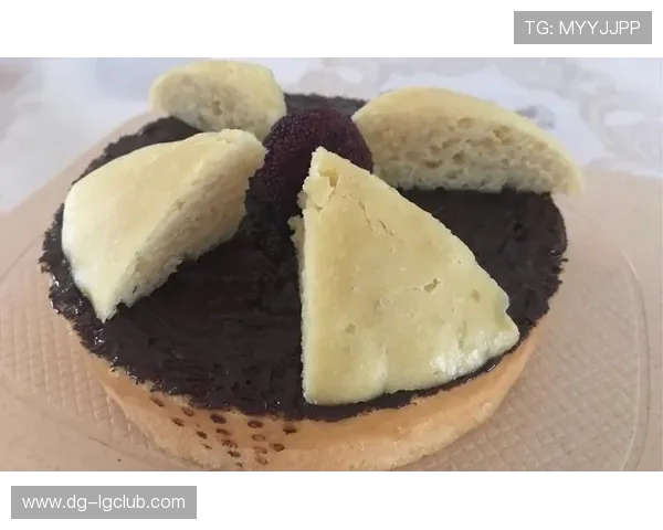 手把手教你用蛋糕巧克力量绘立体足球图案的全流程技巧教学详尽版