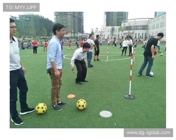 中班幼儿趣味足球绕弯技能全面提升综合实践活动教案设计方案优化 中班幼儿趣味足球绕弯技能全面提升综合实践活动教案设计方案优化