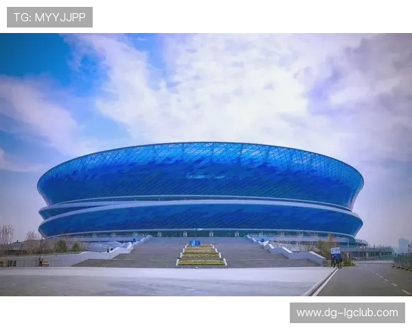 梭鱼湾足球场白天航拍视角展现绿茵场景与周围自然美景